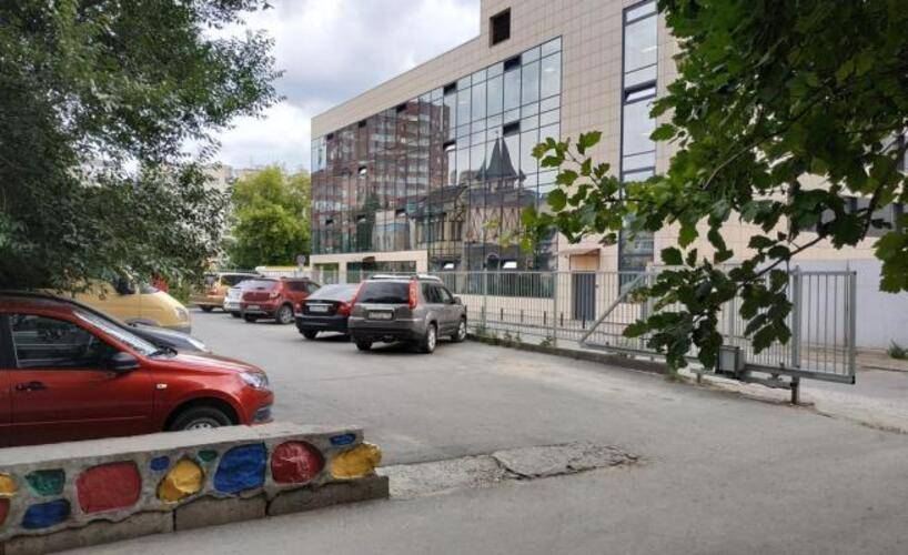 Диван и чемодан на улице Ольги Жилиной 58