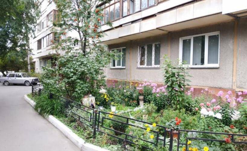 Диван и чемодан на улице Ольги Жилиной 58