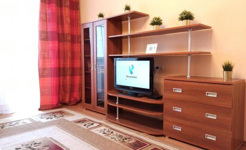 Диван и чемодан на улице Семьи Шамшиных