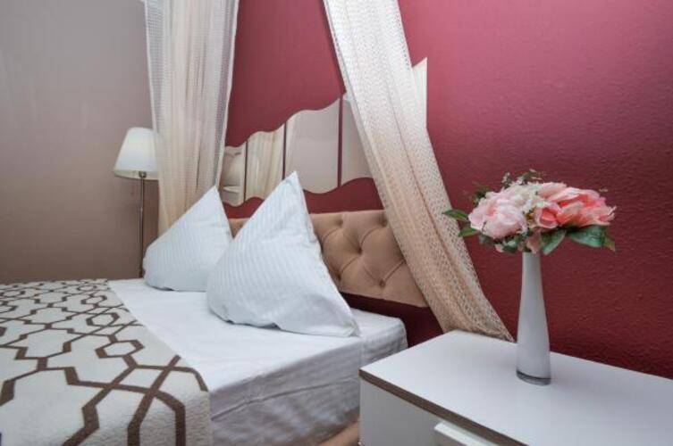 Guest House (Гест Хаус) на Малышева