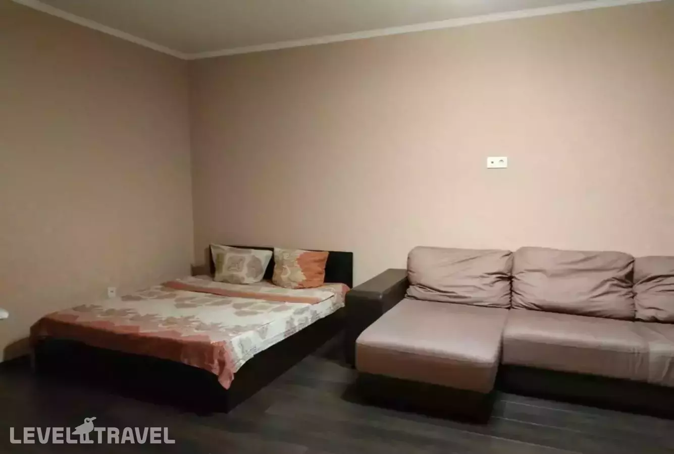 День и ночь на улице Моисеева 10