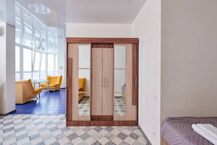 Renthouse (Рент Хаус) На Мира 44