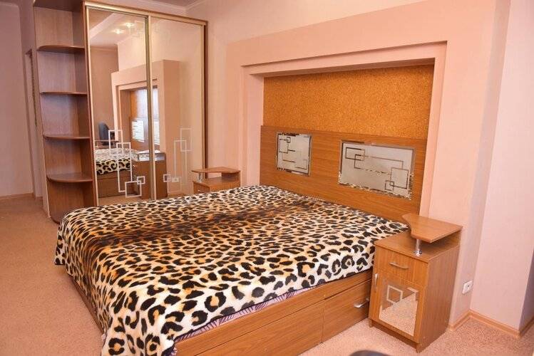 Renthouse (Рент Хаус) На Володарского