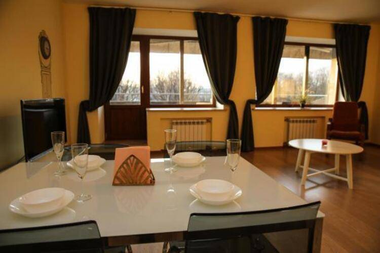 Sutki Rent (Сутки Рент) с видом на Петропавловку