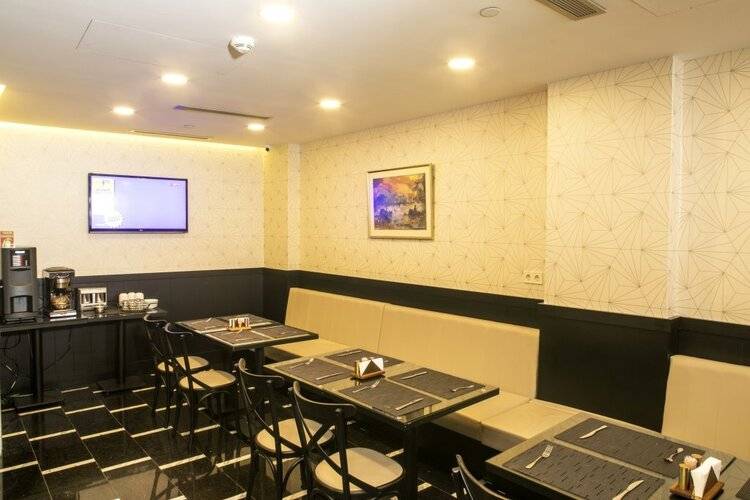 Elm Suite Hotel