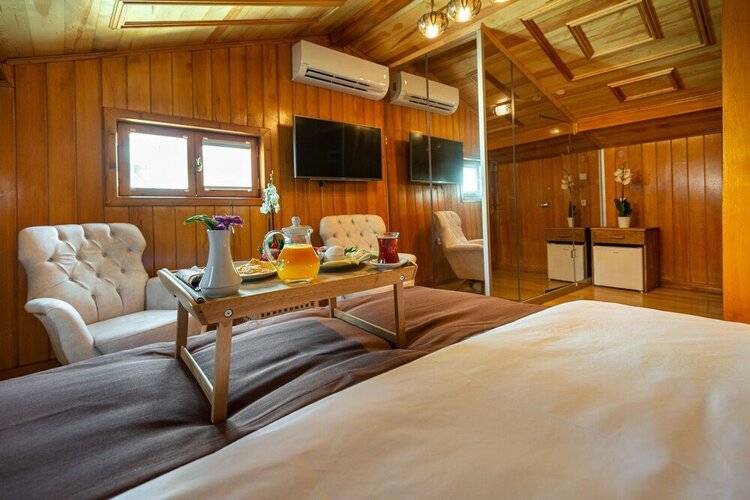 Wonder Wood Hotel