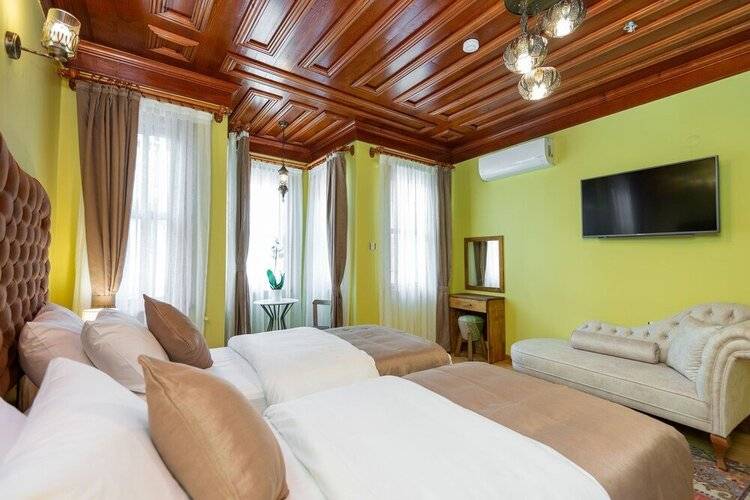 Wonder Wood Hotel