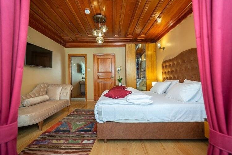 Wonder Wood Hotel