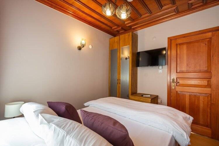 Wonder Wood Hotel