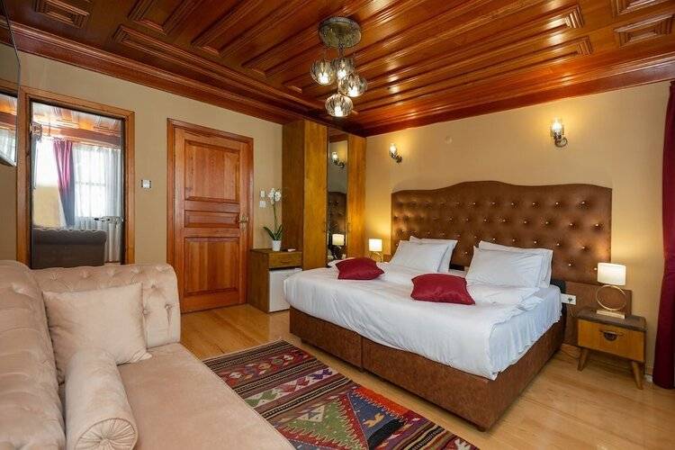 Wonder Wood Hotel