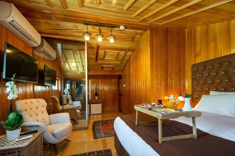 Wonder Wood Hotel