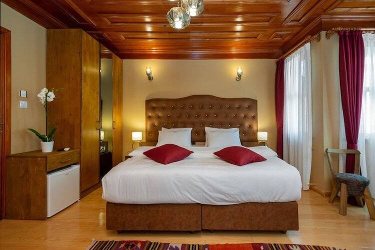 Wonder Wood Hotel