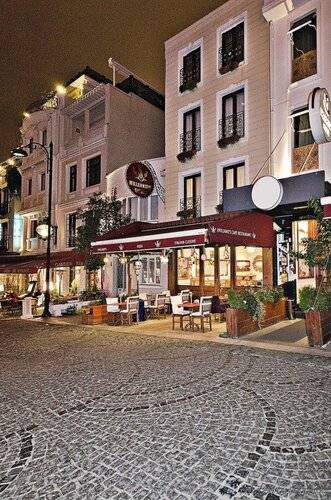 Royan Suites
