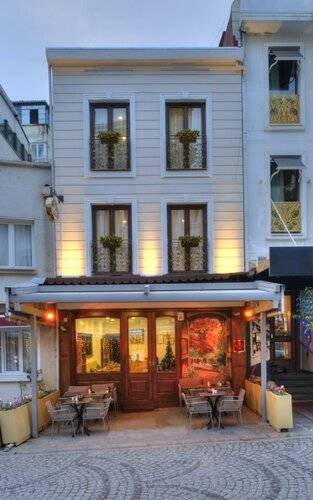 Royan Suites