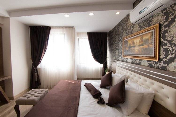 A Palace Hotel & Suites