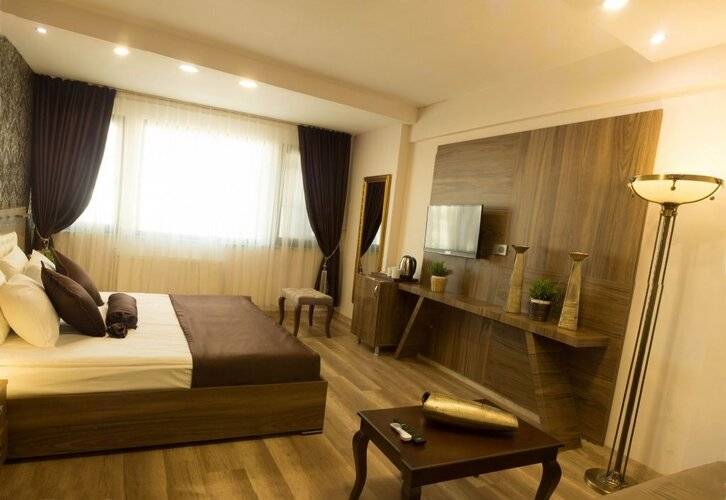 A Palace Hotel & Suites