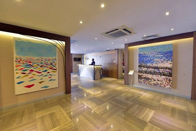 Upsuites Hotel