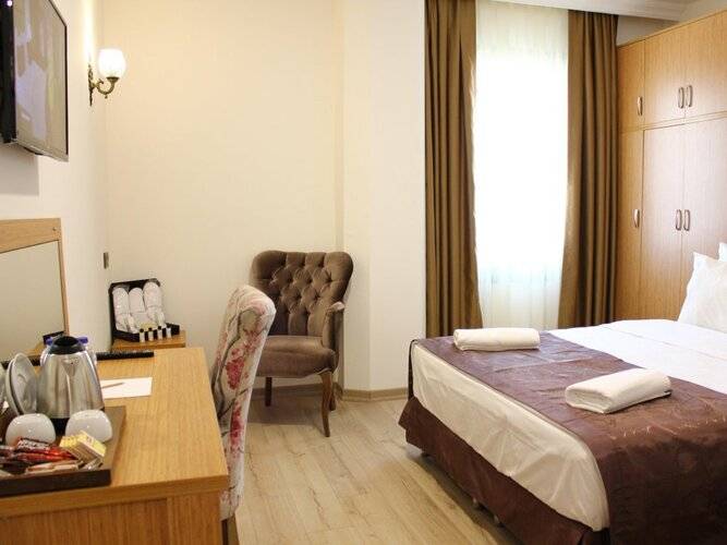 Realist Hotel