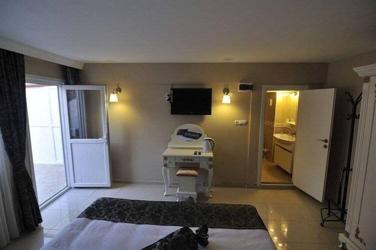 Ramparts Hotel