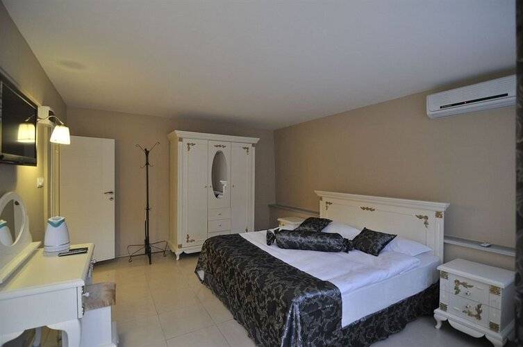 Ramparts Hotel