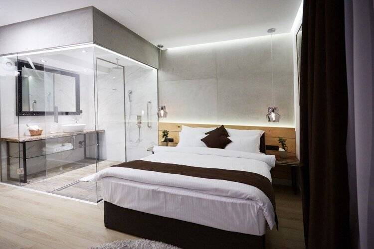 One Luxury Suites