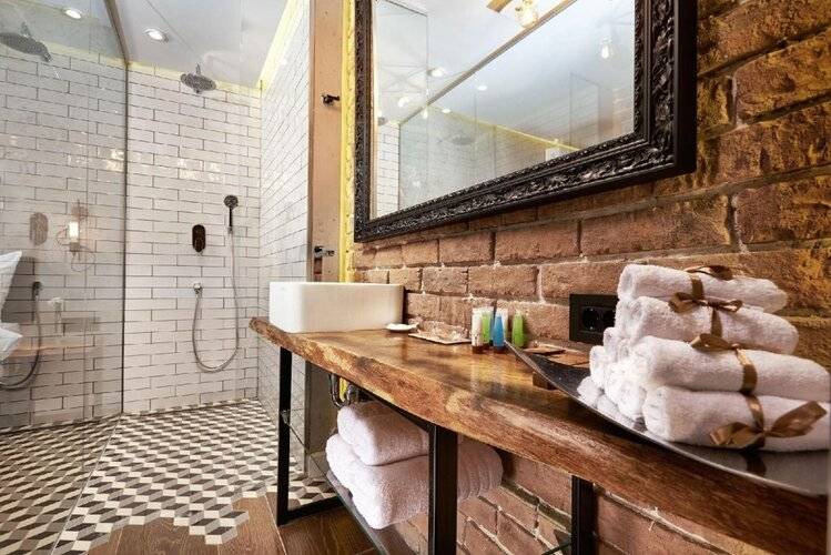 One Luxury Suites