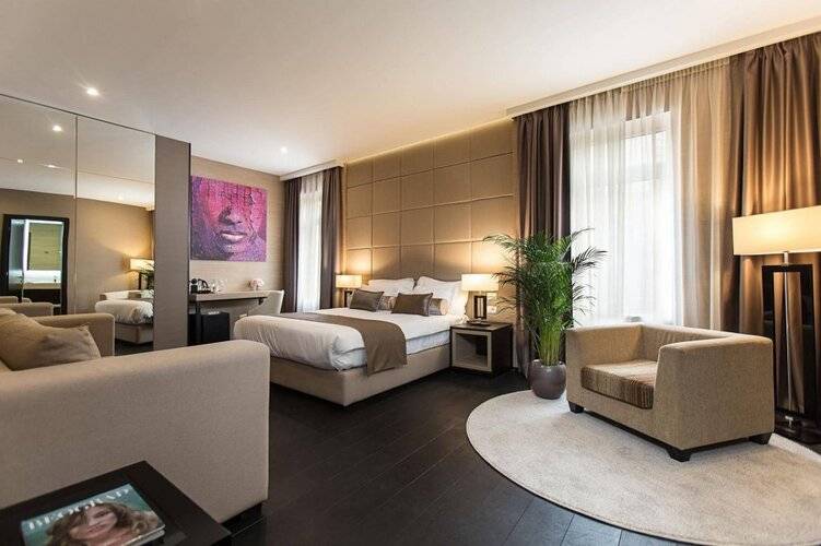 Dominic & Smart Luxury Suites Republic Square