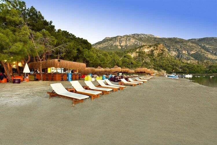 Green Pine Beach & Bungalows