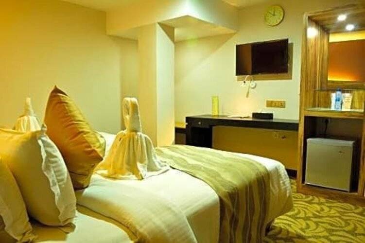 Pearl City Hotel