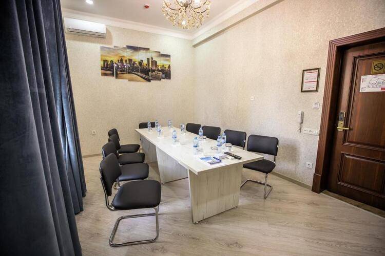 Leader Hotel