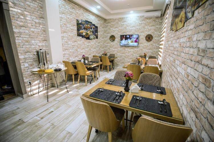 Leader Hotel