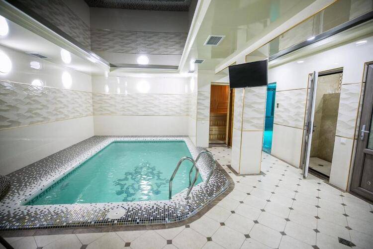 Leader Hotel