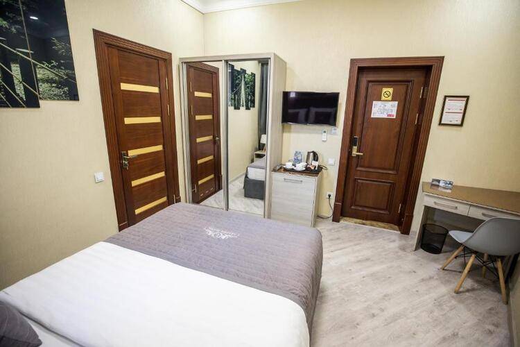 Leader Hotel