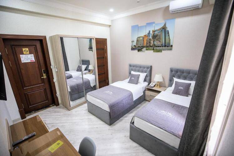 Leader Hotel