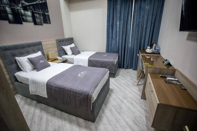 Leader Hotel
