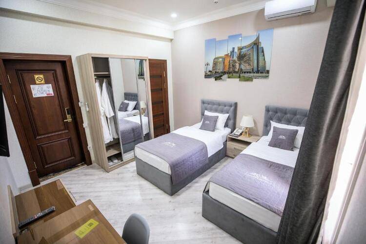 Leader Hotel