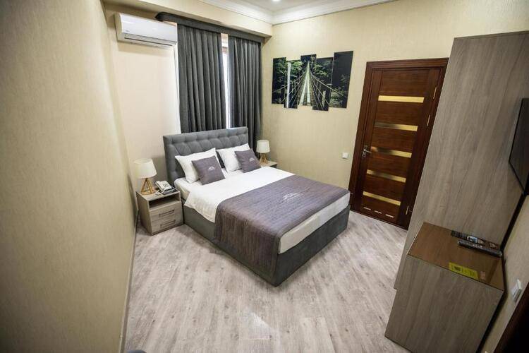 Leader Hotel
