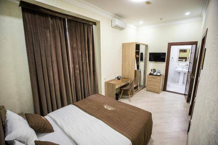 Leader Hotel
