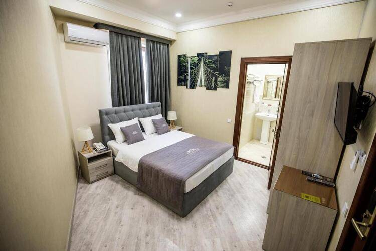 Leader Hotel
