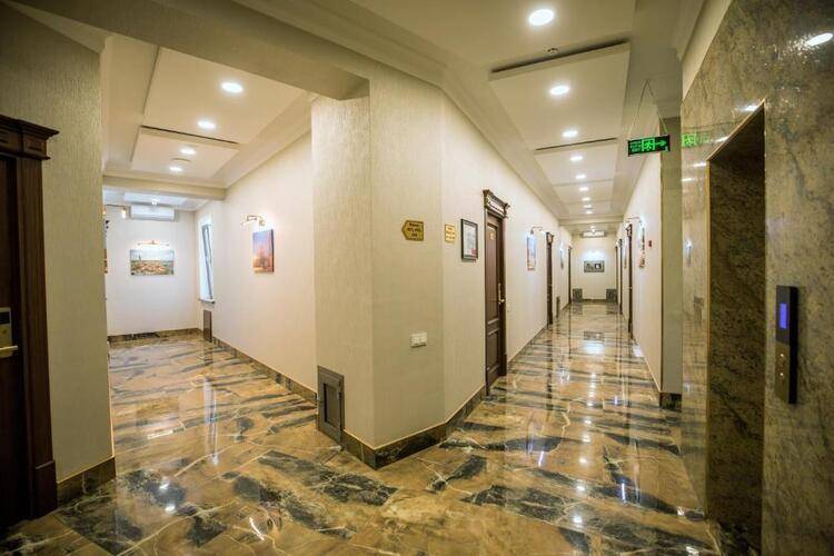 Leader Hotel