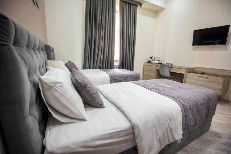 Leader Hotel