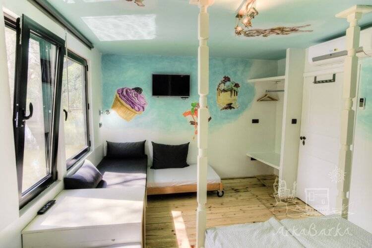 ArkaBarka Floating Hostel and Apartments