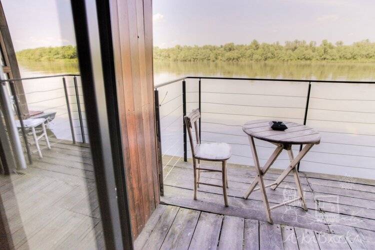ArkaBarka Floating Hostel and Apartments