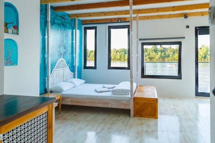 ArkaBarka Floating Hostel and Apartments