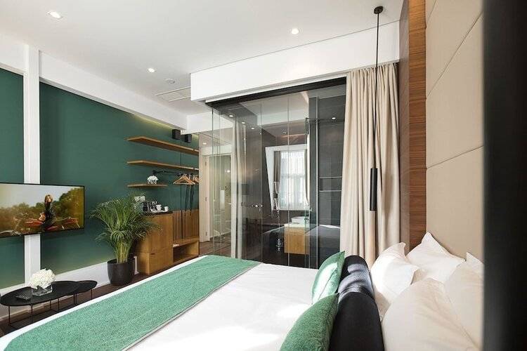 Dominic Smart & Luxury Suites Parliament
