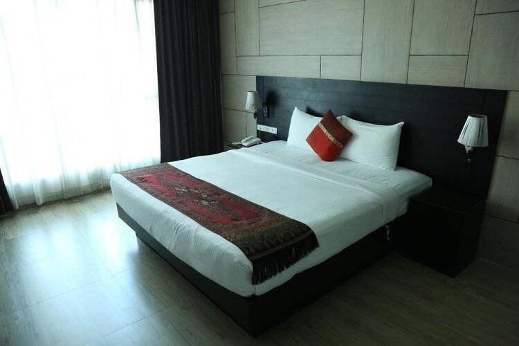 Boss Suites Nana Hotel