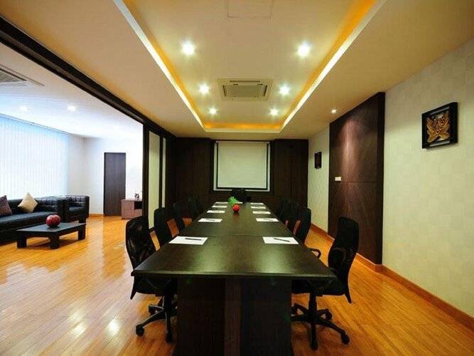 Boss Suites Nana Hotel