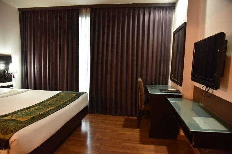 Boss Suites Nana Hotel