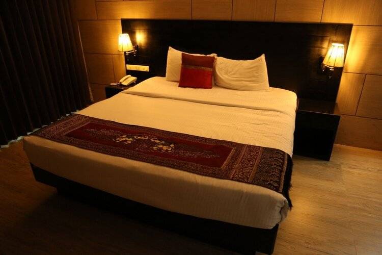 Boss Suites Nana Hotel