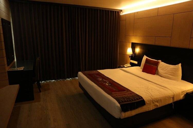 Boss Suites Nana Hotel